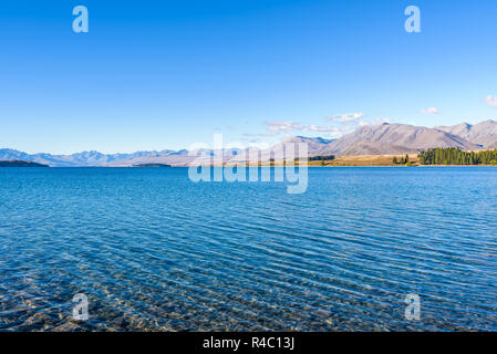 Kristallklare frische Gletscher Wasser an der pristine Lake Tekapo. Friedliche und ruhige Berglandschaft, Mackenzie Basin, Canterbury, Neuseeland. Stockfoto