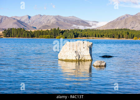 Kristallklare frische Gletscher Wasser an der pristine Lake Tekapo. Friedliche und ruhige Berglandschaft, Mackenzie Basin, Canterbury, Neuseeland. Stockfoto