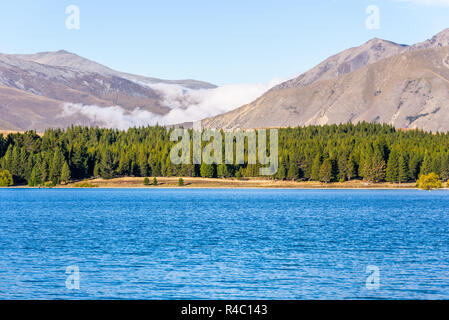 Kristallklare frische Gletscher Wasser an der pristine Lake Tekapo. Friedliche und ruhige Berglandschaft, Mackenzie Basin, Canterbury, Neuseeland. Stockfoto