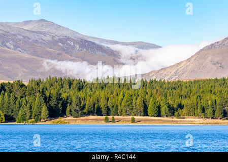Kristallklare frische Gletscher Wasser an der pristine Lake Tekapo. Friedliche und ruhige Berglandschaft, Mackenzie Basin, Canterbury, Neuseeland. Stockfoto