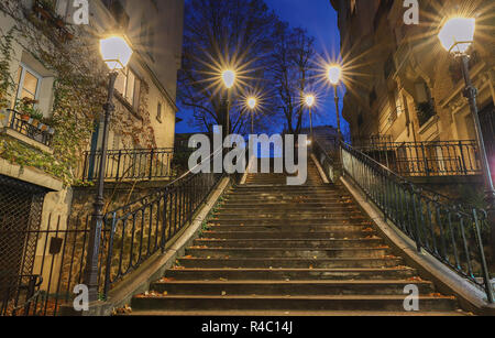 Die Treppe am Montmartre in der Nähe der Sacre-Coeur Basilika am frühen Morgen, Paris. Stockfoto