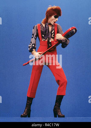 Mit augenklappe Aufnahme Rebel Rebel im TopPop Studios in Hilversum, Holland in Hilversum, Niederlande 1974-1974, (Foto Gijsbert Hanekroot) *** Local Caption *** David Bowie top Pop hilversum Rebel Rebel Stockfoto