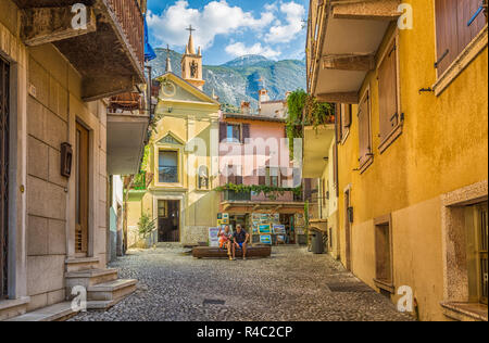 Gasse in der kleinen mittelalterlichen Dorf von Malcesine. Es ist einer der charakteristischsten Orte des Gardasees in der Provinz von Verona, Italien Stockfoto