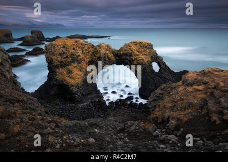 Vulkanische Felsen und Basaltfelsen in Arnarstapi, Island Stockfoto