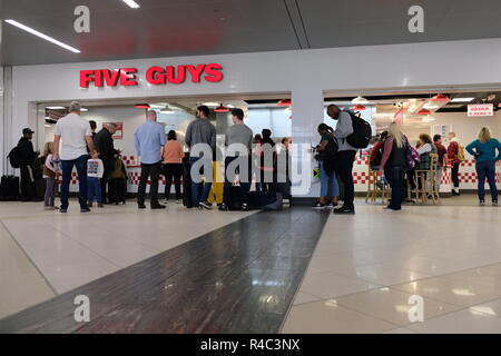 Fünf Jungs Burger und Pommes frites Restaurant; Terminal C, Flughafen Hartsfield-Jackson Atlanta; Reisende Kauf von Lebensmitteln; Atlanta, Georgia, USA. Stockfoto