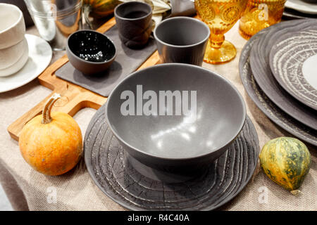 Vintage grae und Schwarze Platten auf ein Land Flachs Tischdecke Stockfoto