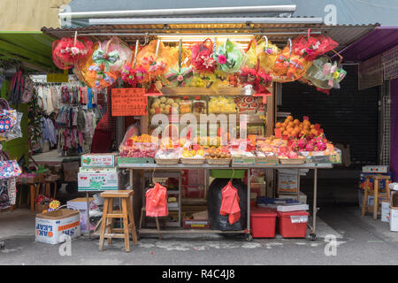 KOWLOON, HONG KONG - 21. APRIL 2017: Frische Früchte Abschaltdruck am Street Market in Kowloon, Hong Kong. Stockfoto