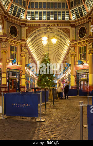 UK., London, Weihnachtsbaum in Leadenhall Market. Es ist einer der ältesten Märkte in London, aus dem 14. Jahrhundert und ist im histo entfernt Stockfoto