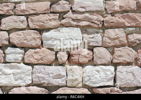 Wand aus weißen und rosa Kalkstein Stockfoto