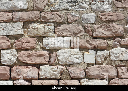 Wand aus Steinen des Monte Subasio in Italien Stockfoto