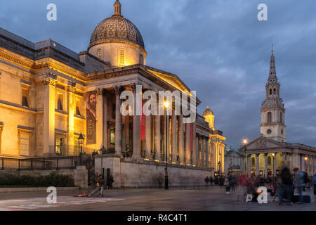 England, London, Trafalgar Square, der National Gallery und St Martin-in-der-kirche bei Nacht Stockfoto