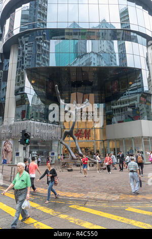 KOWLOON, HONG KONG - 21. APRIL 2017: Langham Place Shopping Mall an der Argyle Street in Kowloon, Hong Kong. Stockfoto