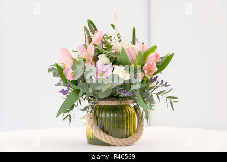 Schöne Blumen auf weißem festlichen Tisch Stockfoto