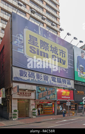 KOWLOON, HONG KONG - 21. APRIL 2017: Berühmte Sim City Shopping Mall in Mong Kok in Kowloon, Hong Kong. Stockfoto