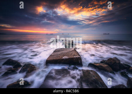 Schöne Wolkengebilde über das Meer, Sonnenaufgang erschossen Stockfoto