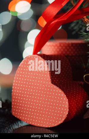 Weihnachten Geschenk in heart-shaped Box mit bunten Bokeh festliche Lichter im Hintergrund Stockfoto