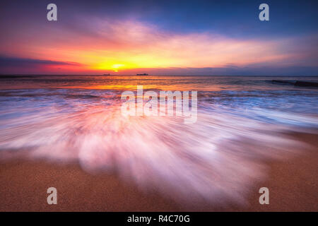 Schöne Wolkengebilde über das Meer, Sonnenaufgang erschossen Stockfoto