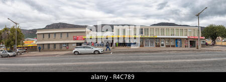 PIKETBERG, SÜDAFRIKA, 22. AUGUST 2018: eine Straße, Szene, mit Unternehmen, Fahrzeuge und Personen, Piketberg im Swartland Region des Westlichen Ca Stockfoto
