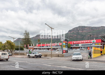 PIKETBERG, SÜDAFRIKA, 22. AUGUST 2018: eine Straße, Szene, mit einem Einkaufszentrum, Fahrzeuge und Personen, Piketberg im Swartland Region der Wes Stockfoto