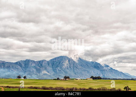 PIKETBERG, SÜDAFRIKA, 22. AUGUST 2018: ein Bauernhof Landschaft auf der Straße N7 zwischen Piketberg und Citrusdal in der Provinz Western Cape Stockfoto