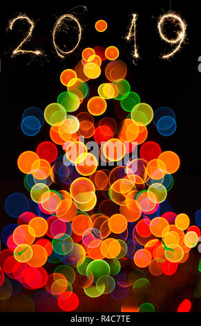 Abstrakte Rundschreiben bokeh Hintergrund von christma Baum leichtes, glückliches neues Jahr 2019 Stockfoto