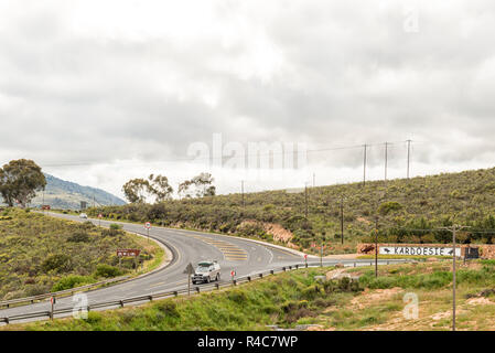 CITRUSDAL, SÜDAFRIKA, 22. AUGUST 2018: Abzweigung nach Kardoesie Straße stand an der Spitze der Piekenierskloof Pass zwischen Piketberg und Citrusdal Stockfoto