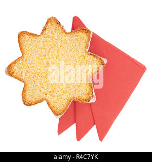 Scheibe pandoro, süßen italienischen Hefe Brot, traditionelle Weihnachten behandeln. Mit roten Servietten auf Weiß isoliert. Overhead flach anzeigen. Stockfoto