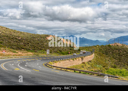 CITRUSDAL, SÜDAFRIKA, 22. AUGUST 2018: die Fahrzeuge an der Spitze des Piekenierskloof Pass zwischen Piketberg und Citrusdal in der Provinz Western Cape Stockfoto