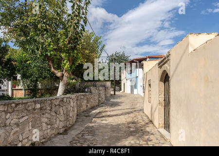 Weg durch ein einsames Bergdorf auf der Insel Kreta, Griechenland mit einem kleinen Haus und einige Bäume Stockfoto