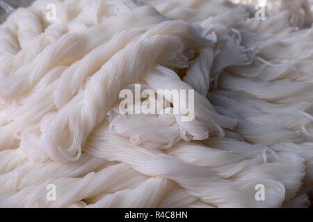 Gekochten Reis Nudeln auf Anzeige an eine in der Dong Ba Markt in Hue, Vietnam Abschaltdruck Stockfoto