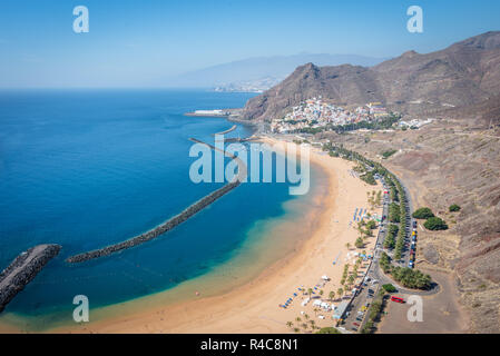 Landschaft Blick auf Playa de Las Teresitas (teresitas Strand) und das Dorf von San Andres im Norden von Santa Cruz de Tenerife, Spai Stockfoto