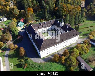 St. Anton schloss die Slowakei, von oben auf den Herbst. Stockfoto