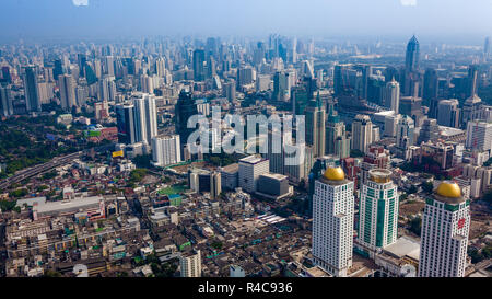 BANGKOK, THAILAND - 15 Dezember, 2013: Die Stadt Bangkok Vogelperspektive vom BAIYOKE Gebäude, das höchste Gebäude in Thailand Stockfoto