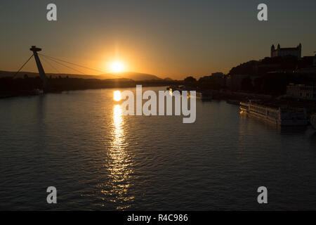 Bratislava abend Skyline, die Alte Brücke und die Burg von Bratislava. Stockfoto