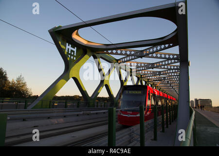 Alte Brücke in Bratislava, Slowakei. Neu recostructed. Mit roten Tramp. Stockfoto