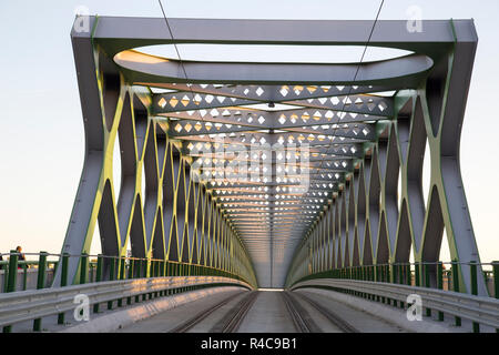 Alte Brücke in Bratislava, Slowakei. Neu recostructed. Mit roten Tramp. Stockfoto