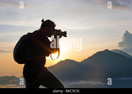 Fotograf nimmt Bilder auf dem Berg Stockfoto