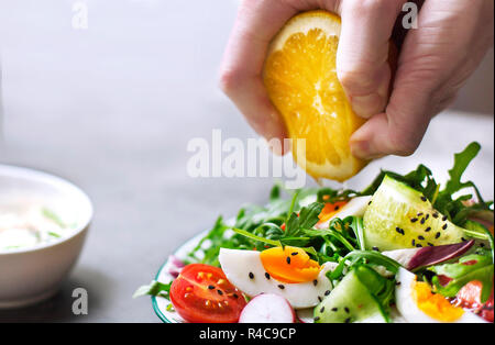 Griechischer Salat in Rot boul Stockfoto