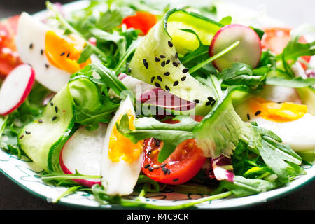 Griechischer Salat in Rot boul Stockfoto