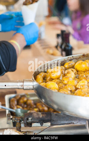 Neue Kartoffeln gebraten in der Pfanne mit italienischen Rezept: Kartoffeln Salentina Stockfoto