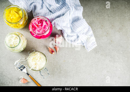 Fermentierte erhalten vegetarisches Essen, verschiedene Sauerkraut Erhaltung in Gläsern. Drei Arten hausgemachten Sauerkraut am grauen Stein Tabelle. Kopieren Sie Platz. Stockfoto