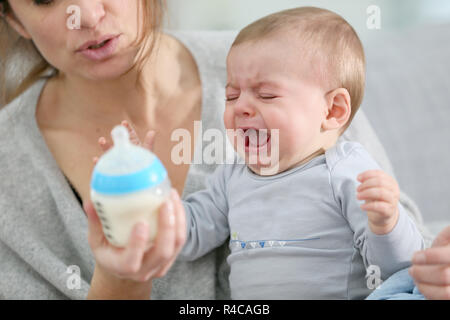 Baby Boy weinen Essen zu haben Stockfoto