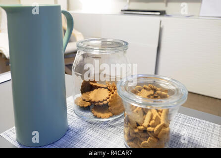 Gegenstände zum Tisch- und Küchengebrauch. Satz von verschiedenen Platten auf dem Tisch. Stockfoto
