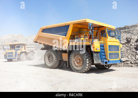 Muldenkipper bewegt sich in einem Kohlenbergwerk Stockfoto