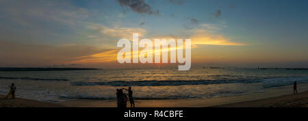 Sonnenuntergang Fotografie in Jimbaran Beach, Bali - Blick auf den Sonnenuntergang Himmel/nach der Sonne Stockfoto