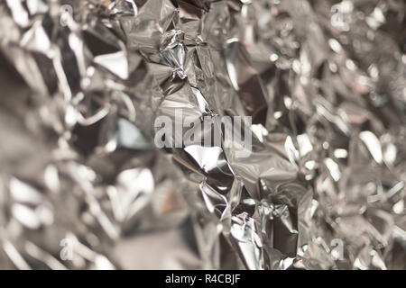 Full Frame nehmen Sie ein Blatt zerknüllt silberne Aluminiumfolie Hintergrund Stockfoto