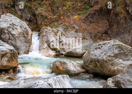 Wasserfall und Fluss zwischen Stein Felsbrocken in einem Berg Herbst Wald. Griechenland Stockfoto