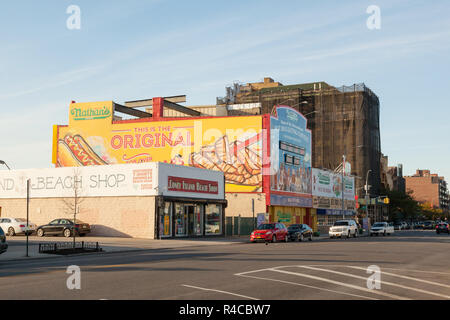 Nathan's Hot dog Restaurant und Feinkost, Coney Island, New York City, Vereinigte Staaten von Amerika. Stockfoto