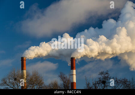 Tabakpfeifen, Wolken vor blauem Himmel Hintergrund. Stockfoto