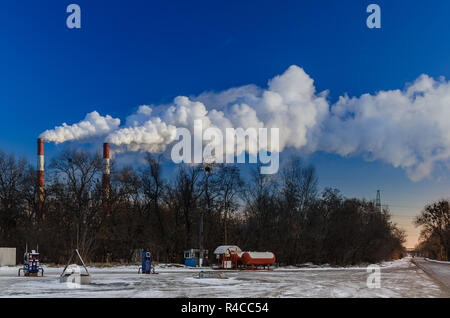 Tabakpfeifen, Wolken vor blauem Himmel Hintergrund. Stockfoto